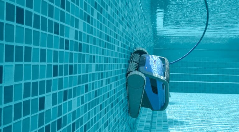 Dolphin M600 climbing a tiled pool wall